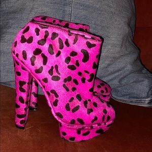 Senso hot pink leopard booties .